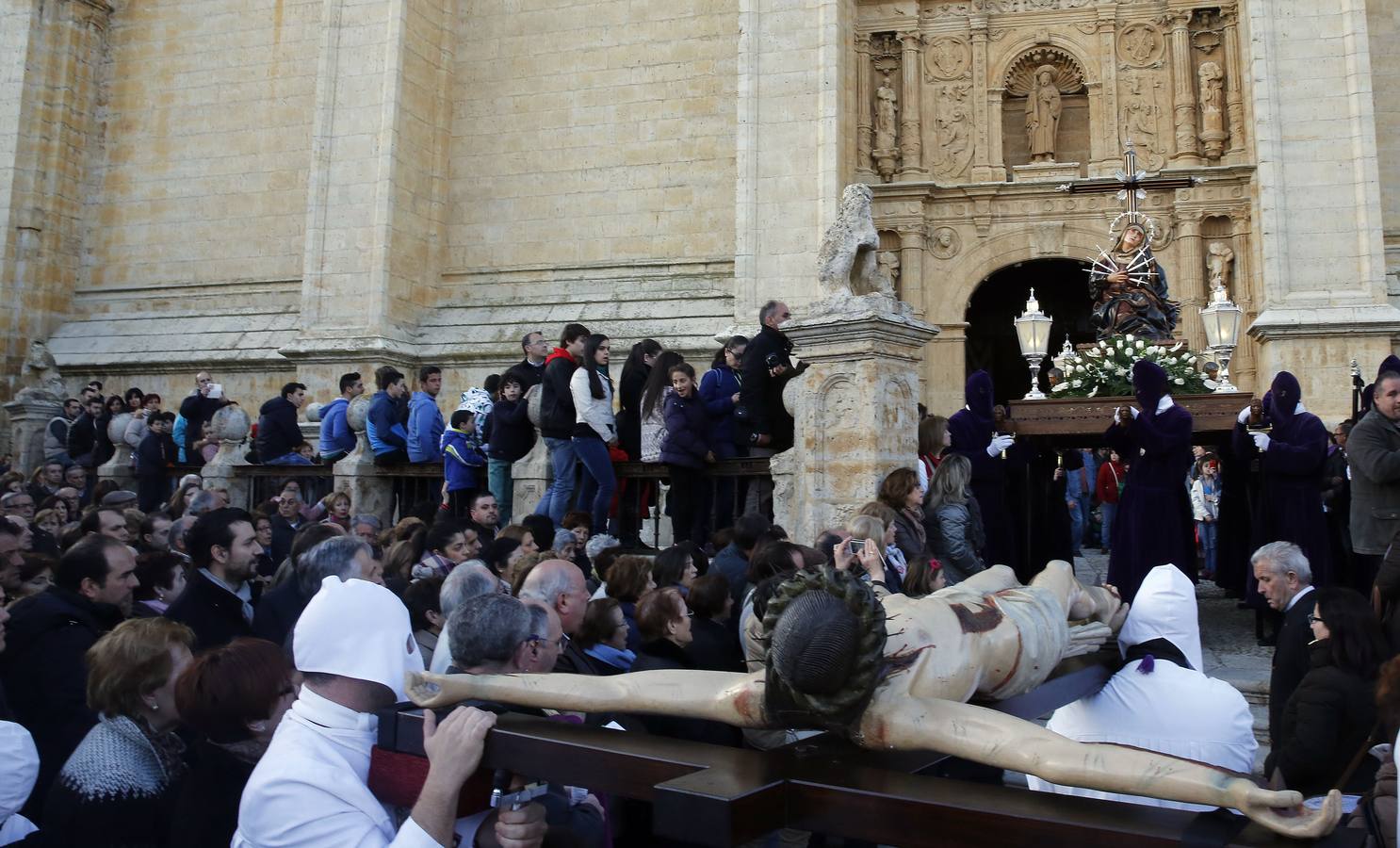 Encuentro entre la Dolorosa y el Cristo del Amparo en Medina de Rioseco (Valladolid)