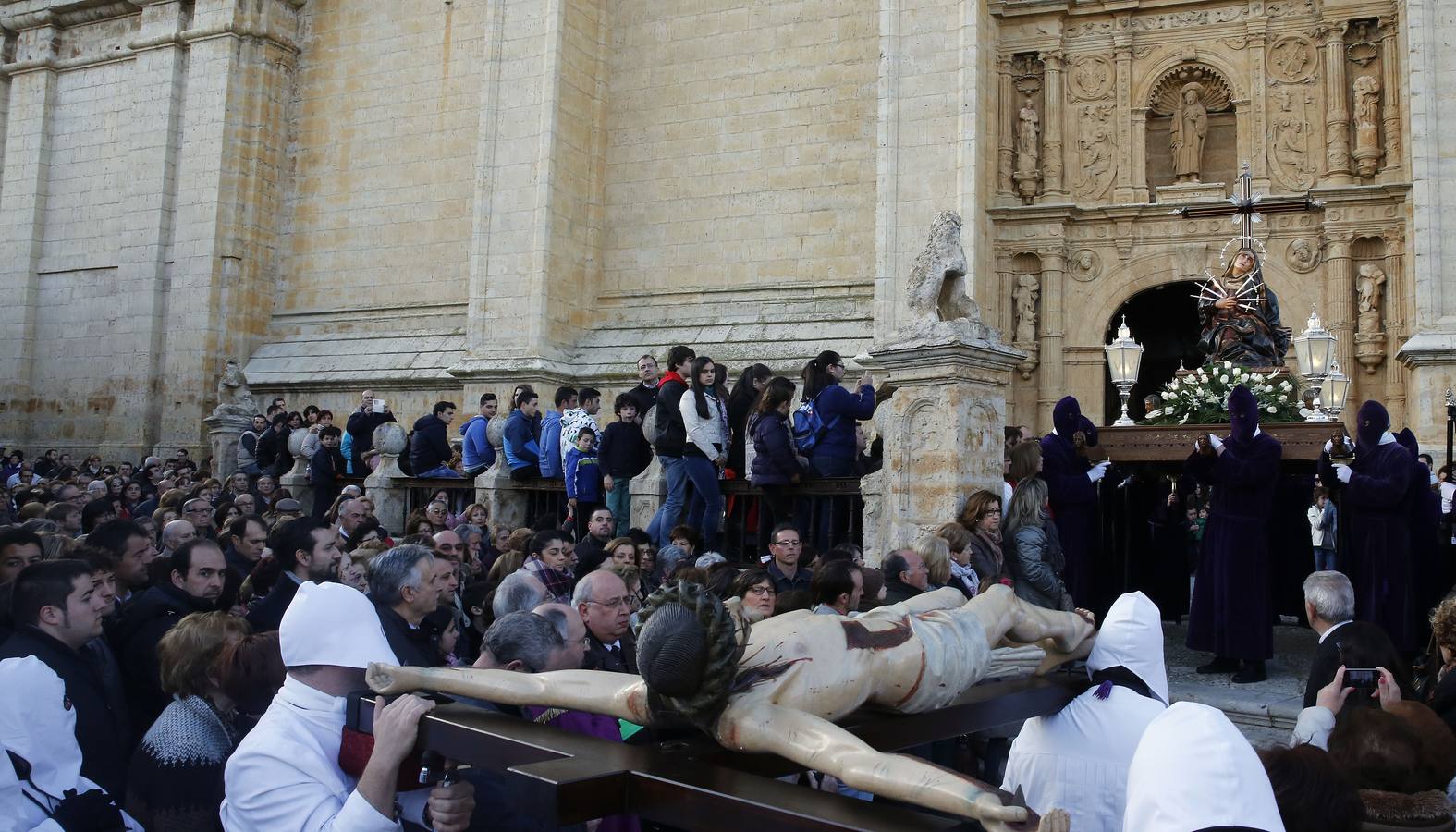 Encuentro entre la Dolorosa y el Cristo del Amparo en Medina de Rioseco (Valladolid)