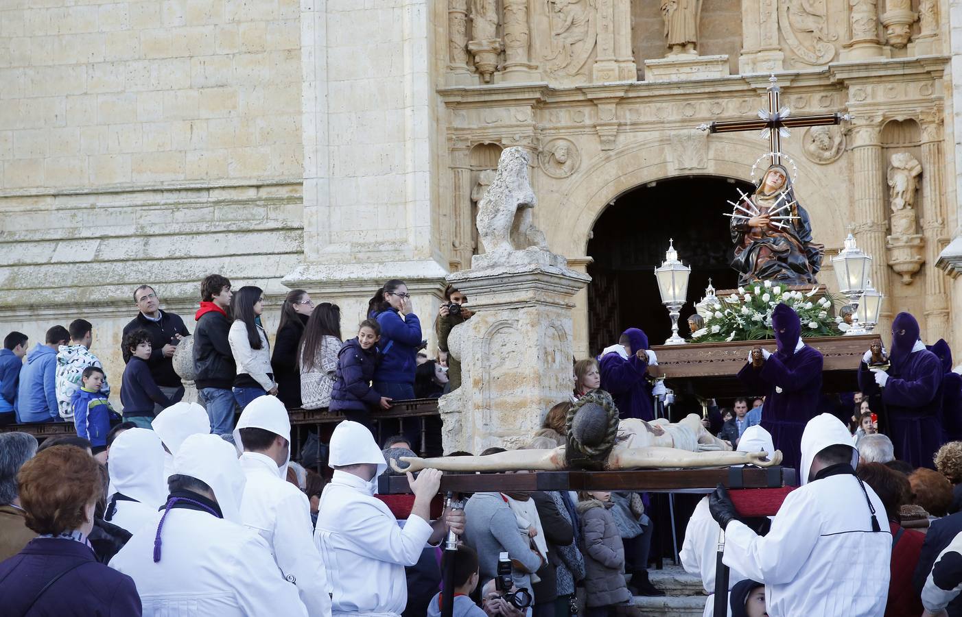 Encuentro entre la Dolorosa y el Cristo del Amparo en Medina de Rioseco (Valladolid)