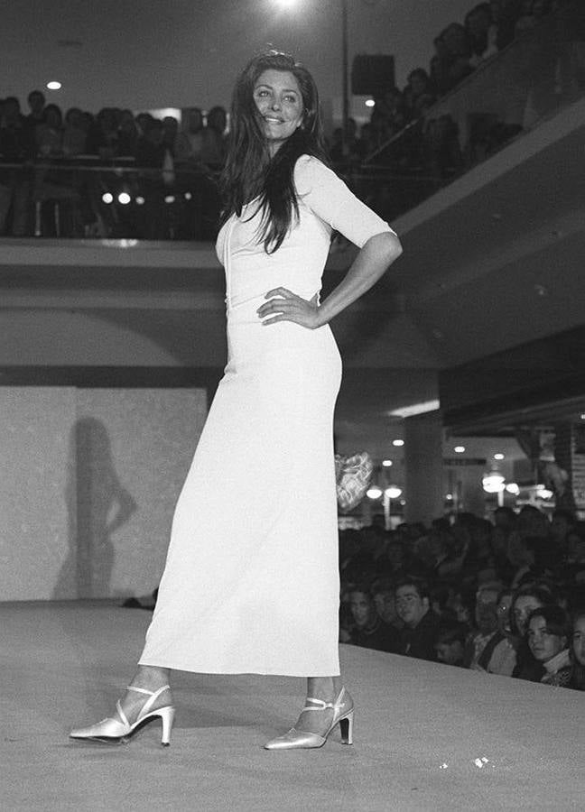 La modelo María Pineda durante un desfile de moda en Vallsur (Valladolid) en 1999