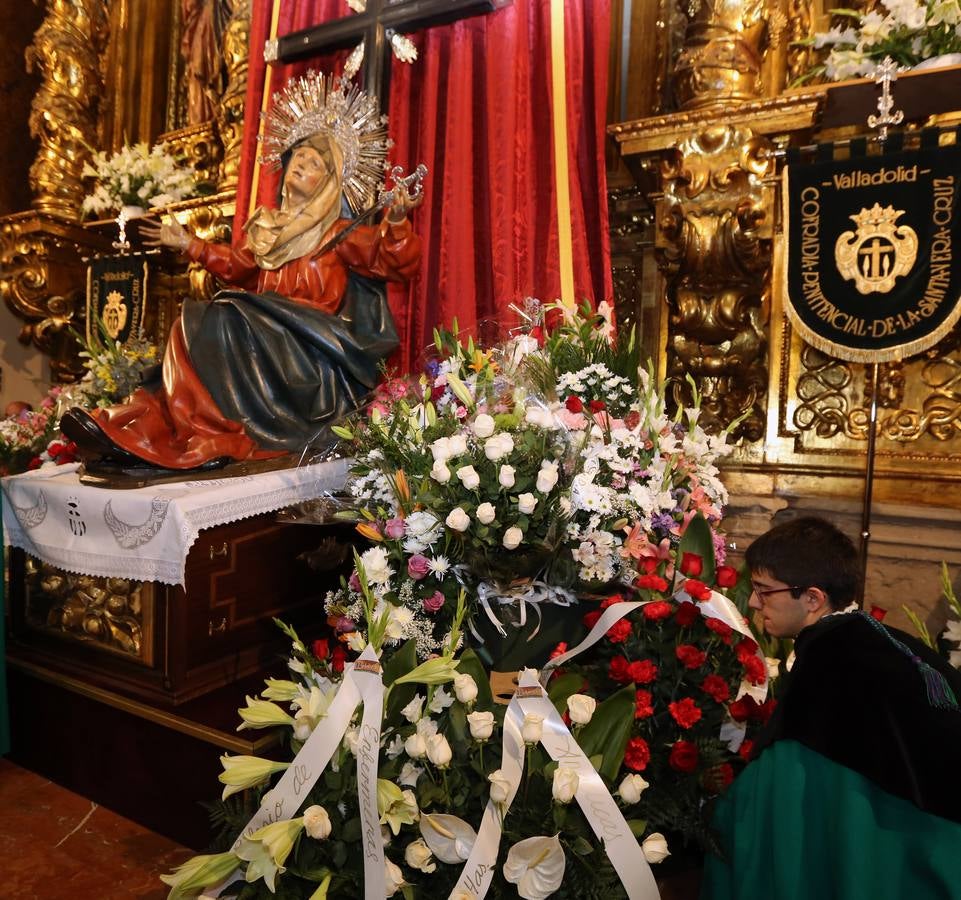 Ofrecimiento y ofrenda floral a la Virgen en la iglesia de la Vera Cruz de Valladolid