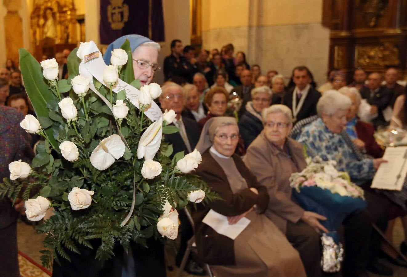 Ofrecimiento y ofrenda floral a la Virgen en la iglesia de la Vera Cruz de Valladolid