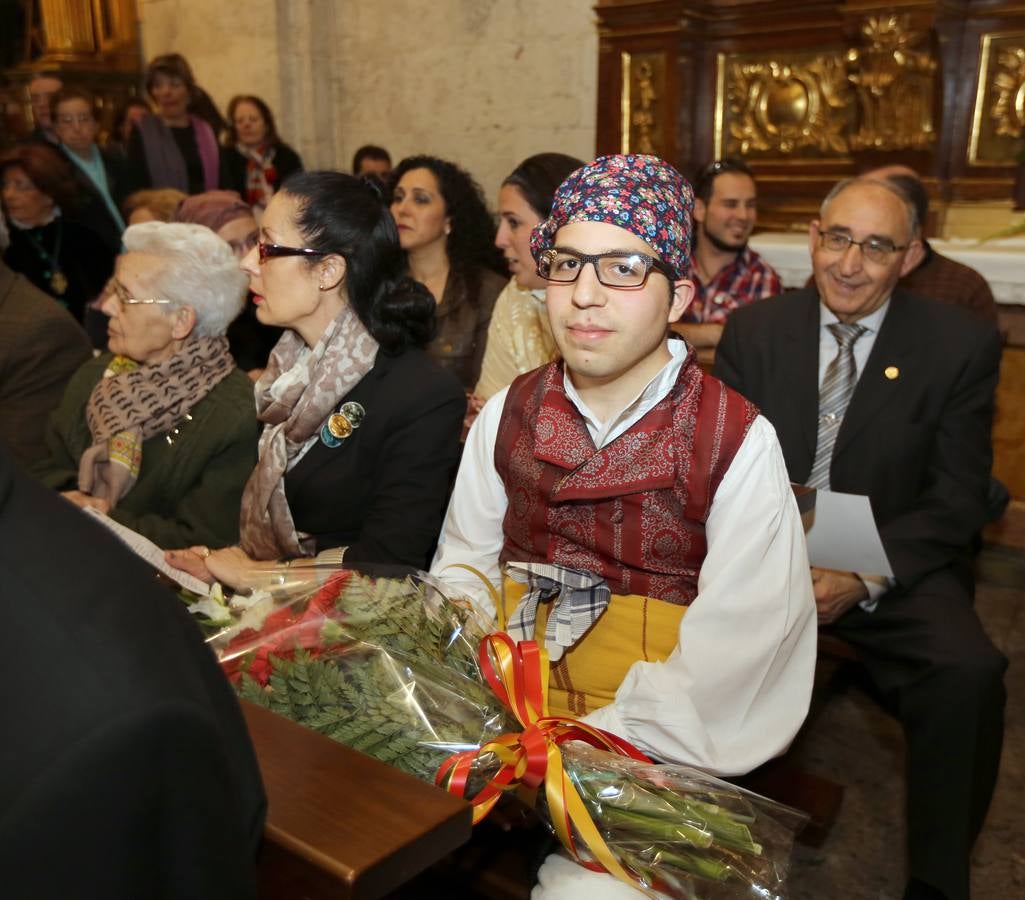 Ofrecimiento y ofrenda floral a la Virgen en la iglesia de la Vera Cruz de Valladolid