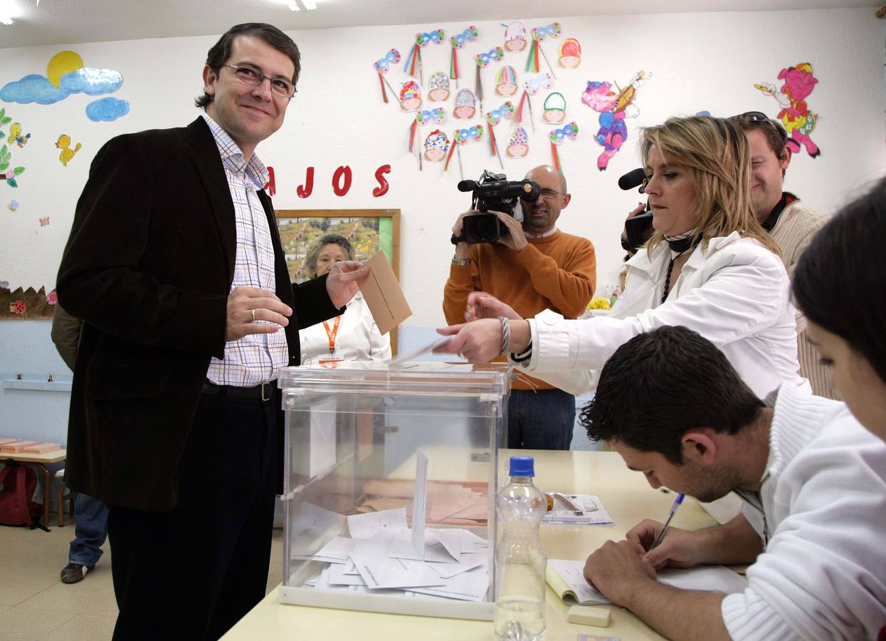 El candidato a la Junta de Castilla y León número 1 de Salamanca el Partido Popular, Alfonso Fernández Mañueco, en el momento de realizar su votación.