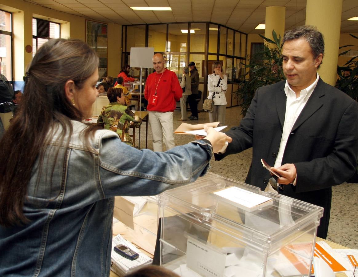 El candidato de UPL a la Presidencia de la Junta, Joaquín Otero, ejerce su derecho al voto en León.