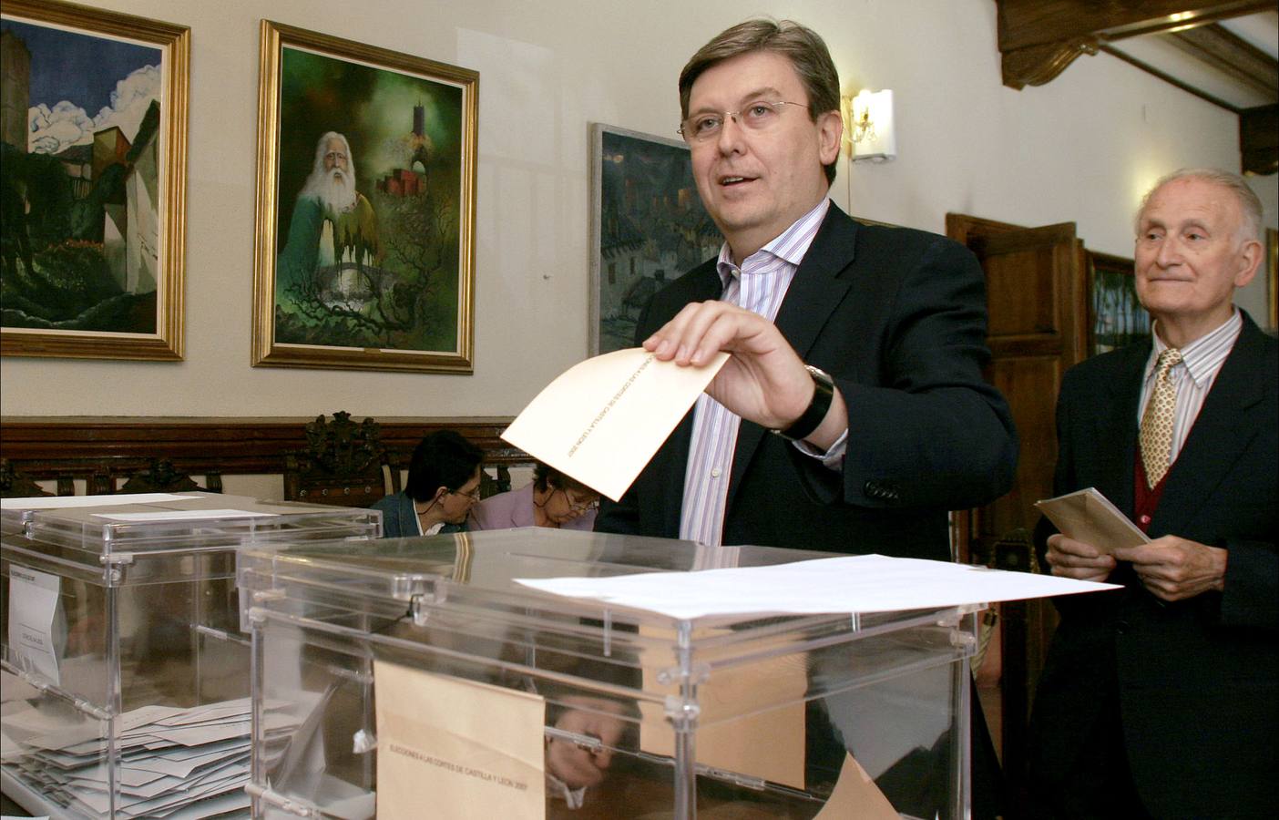 El candidato número uno de PP de Ávila a las elecciones autonómicas, José Manuel Fernández Santiago, en el momento de realizar su votación en la localidad abulense de Arenas de San Pedro.