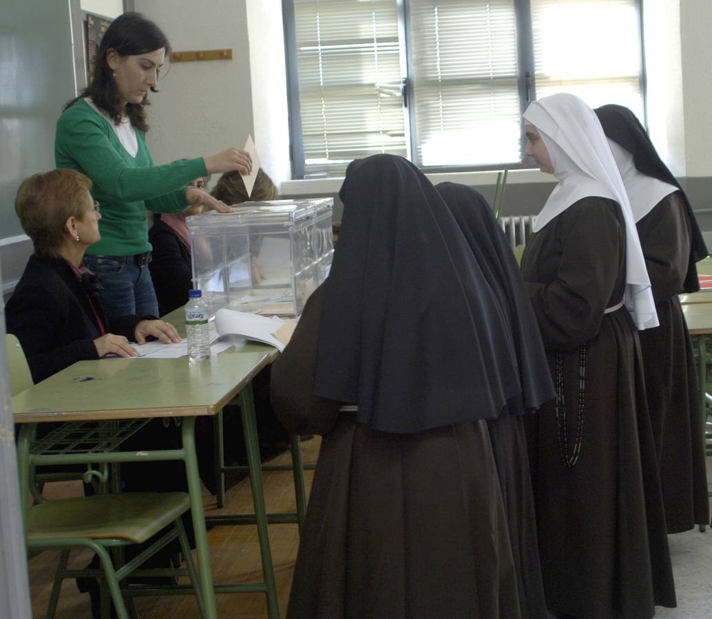 Unas monjas votan en un colegio electoral en Zamora.