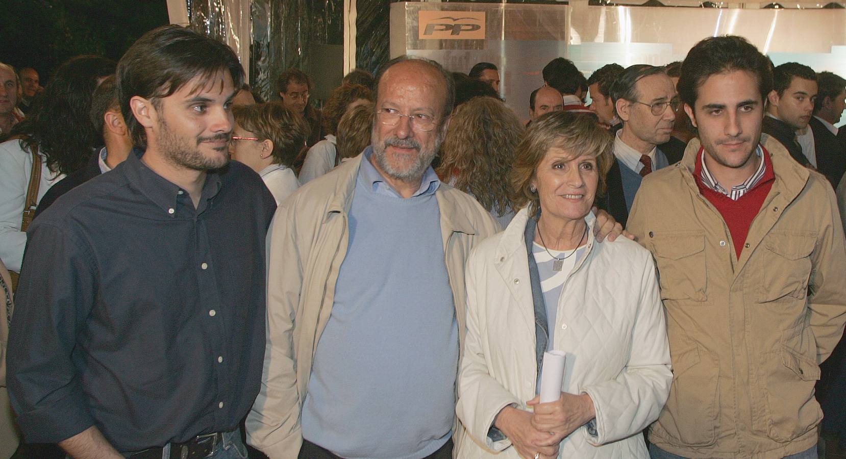 Javier León de la Riva y su esposa, Mercedes Rafael, escoltados por dos de sus hijos anoche en el hotel donde el PP vallisoletano celebró la victoria electoral.