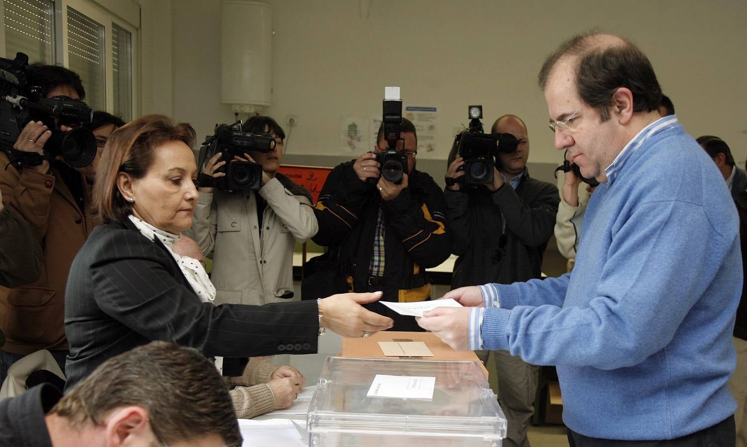 El presidente y candidato del PP a la presidencia de la Junta de Castilla y León, Juan Vicente Herrera, se dispone a votar, en Burgos.