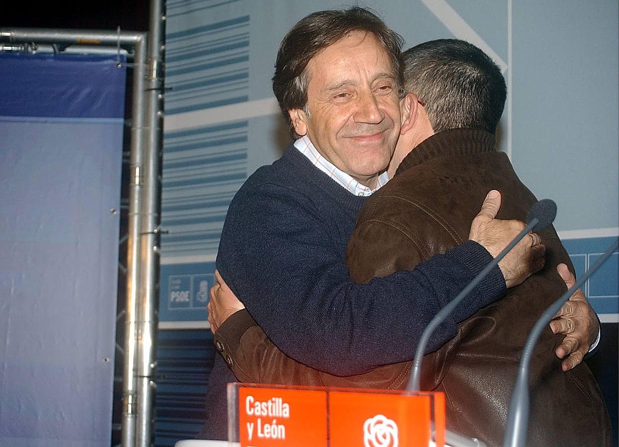 El candidato socialista a la Presidencia de la Junta de Castilla y León, Ángel Villalba (i) se abraza al candidato a la Alcaldía de León, Francsico Fernández, en la noche electoral.