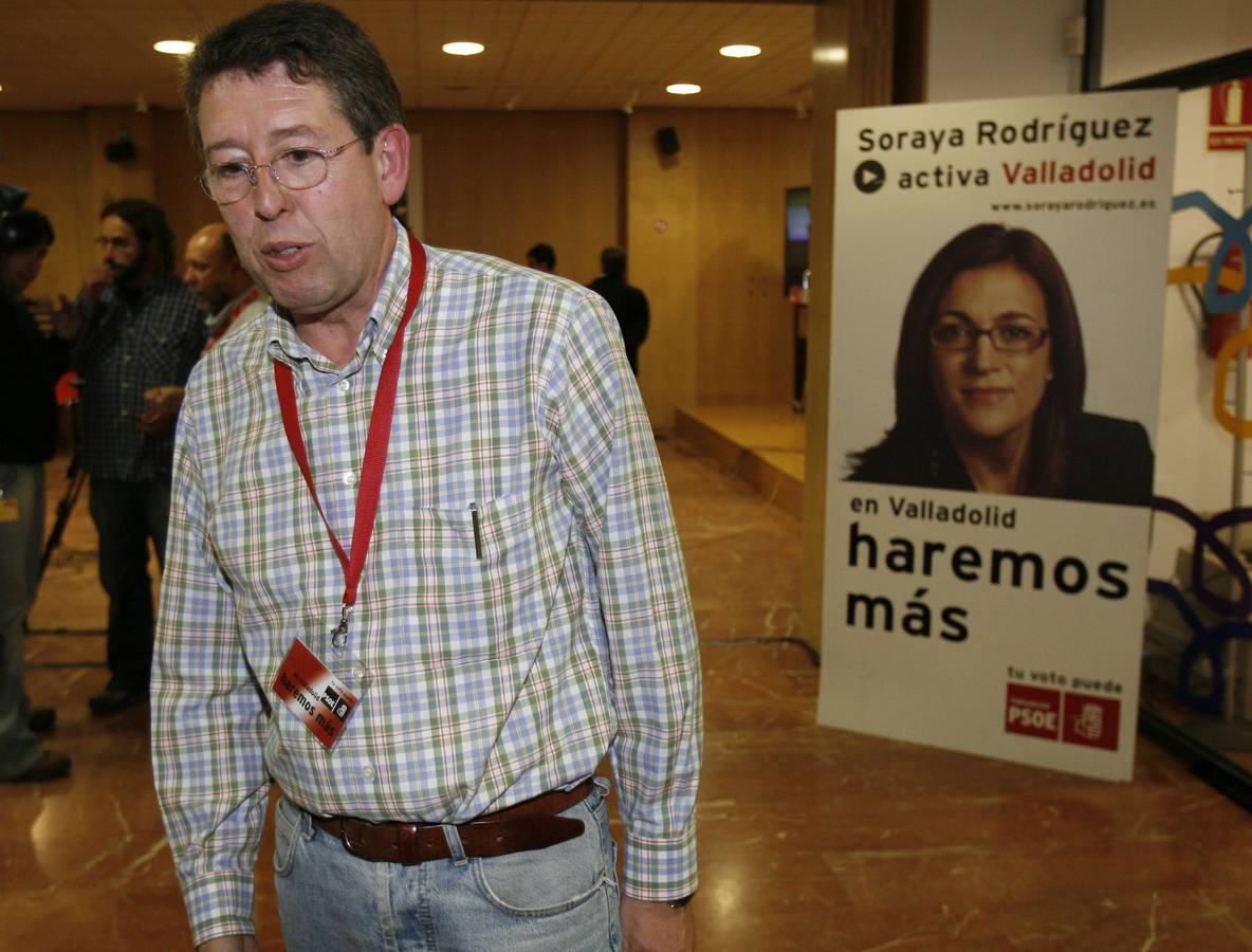 El candidato socialista a las Cortes de Castilla y León, Jorge Félix Alonso, en la sede del PSOE en la noche electoral.