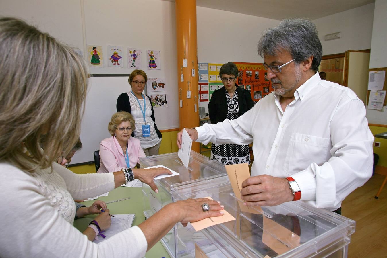 El candidato de IU en Castilla y León, José María González, ejerce su derecho al voto en Ávila.