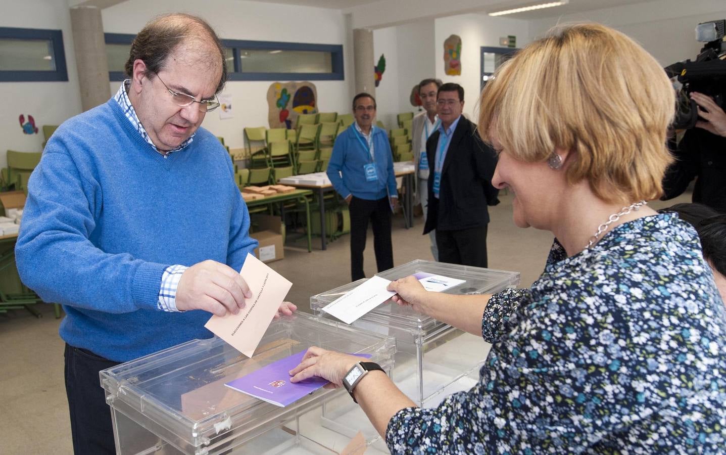 El candidato a la reelección por el PP, Juan Vicente Herrera, vota en el Colegio Venerables de Burgos.