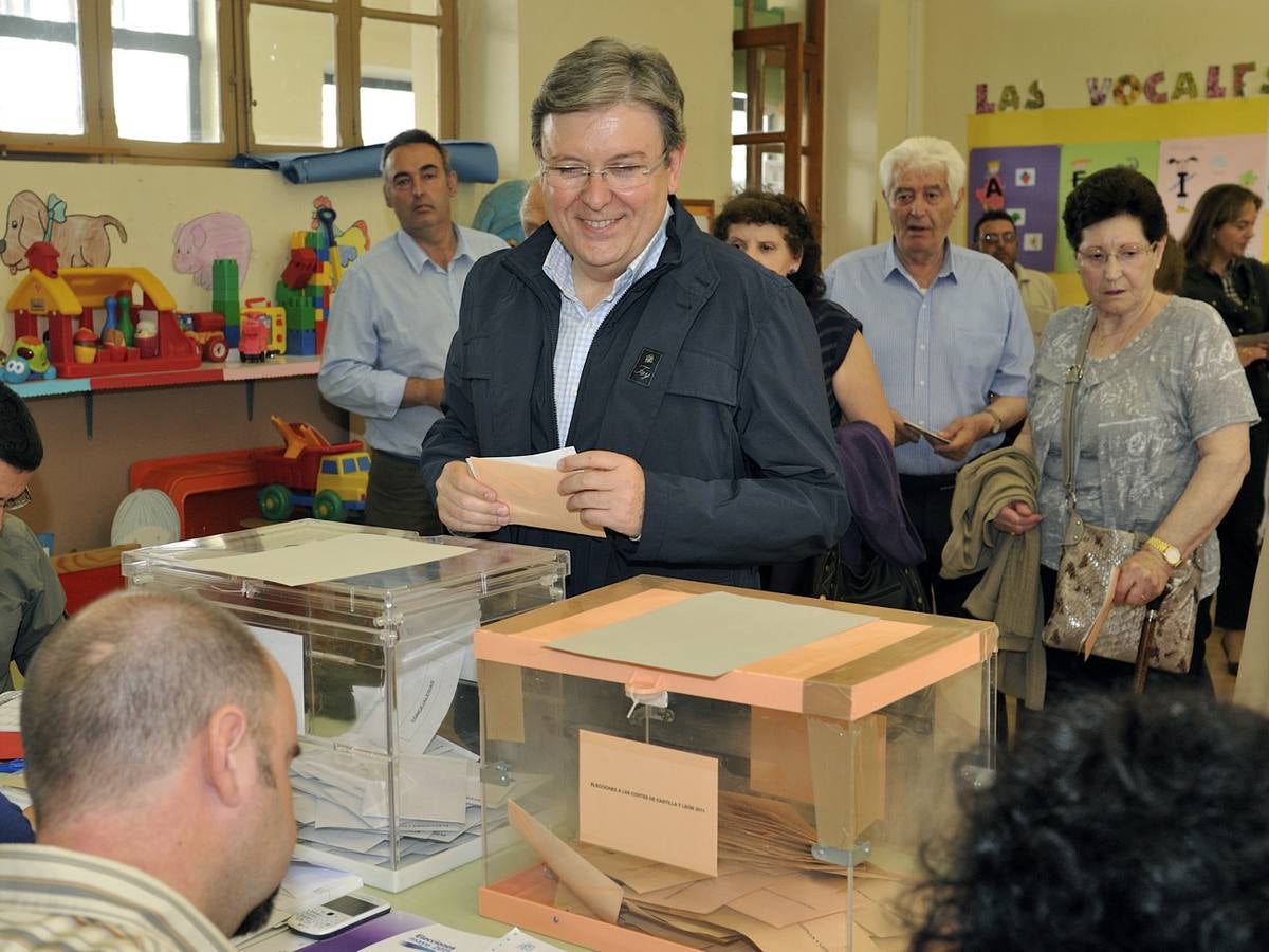 El número uno del PP a las Cortes por Ávila, José Manuel Fernández Santiago, vota en la localidad abulense de Arenas de San Pedro.