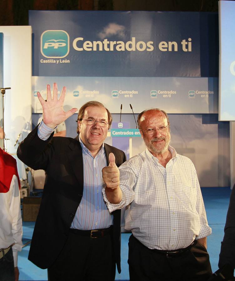 El presidente de la Junta y candidato del PP a la reelección, Juan Vicente Herrera, celebra la victoria junto al alcalde de Valladolid, Javier León de la Riva y los responsables del partido en Valladolid.