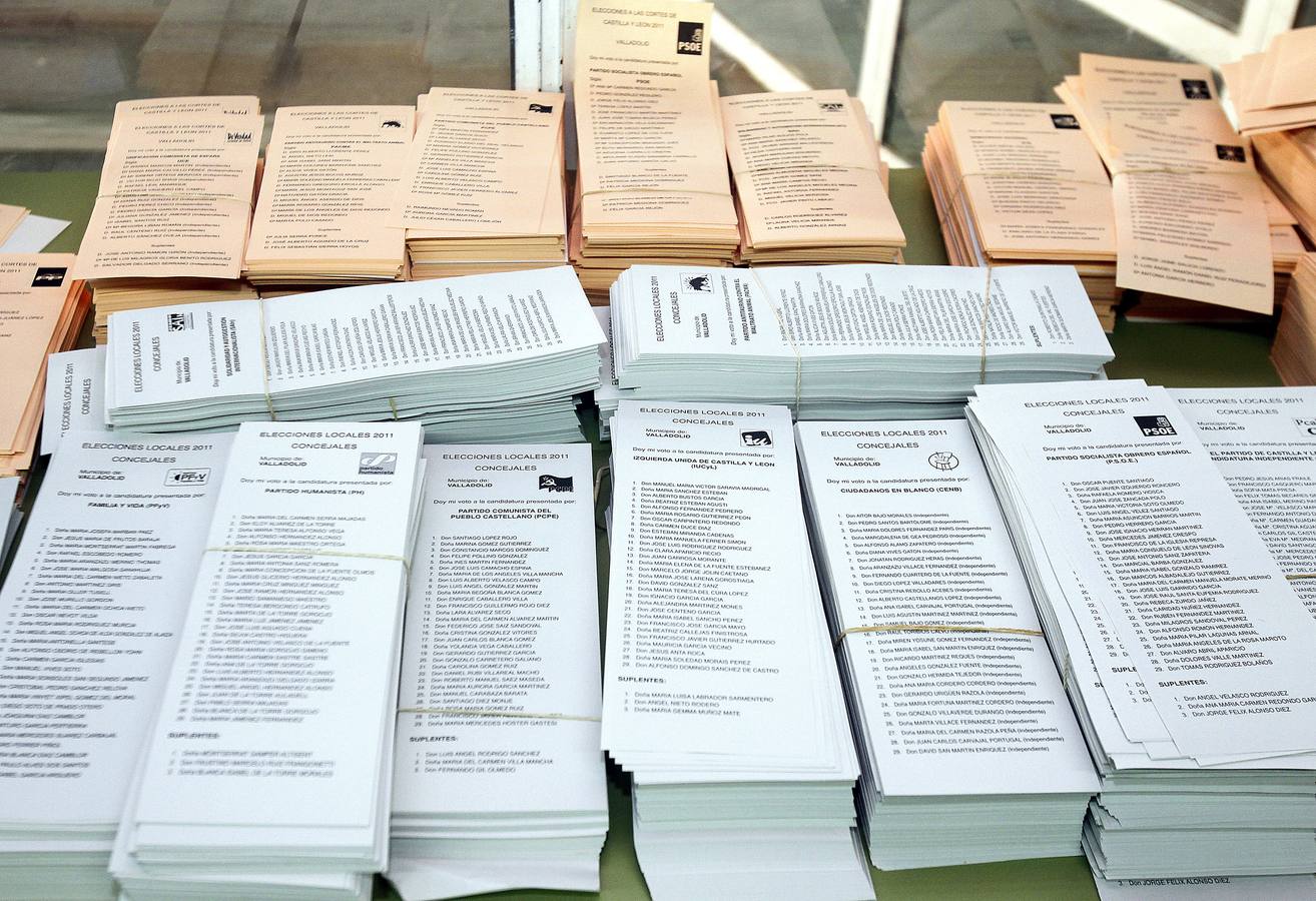 Papeletas para votar en un colegio electoral de la capital vallisoletana.
