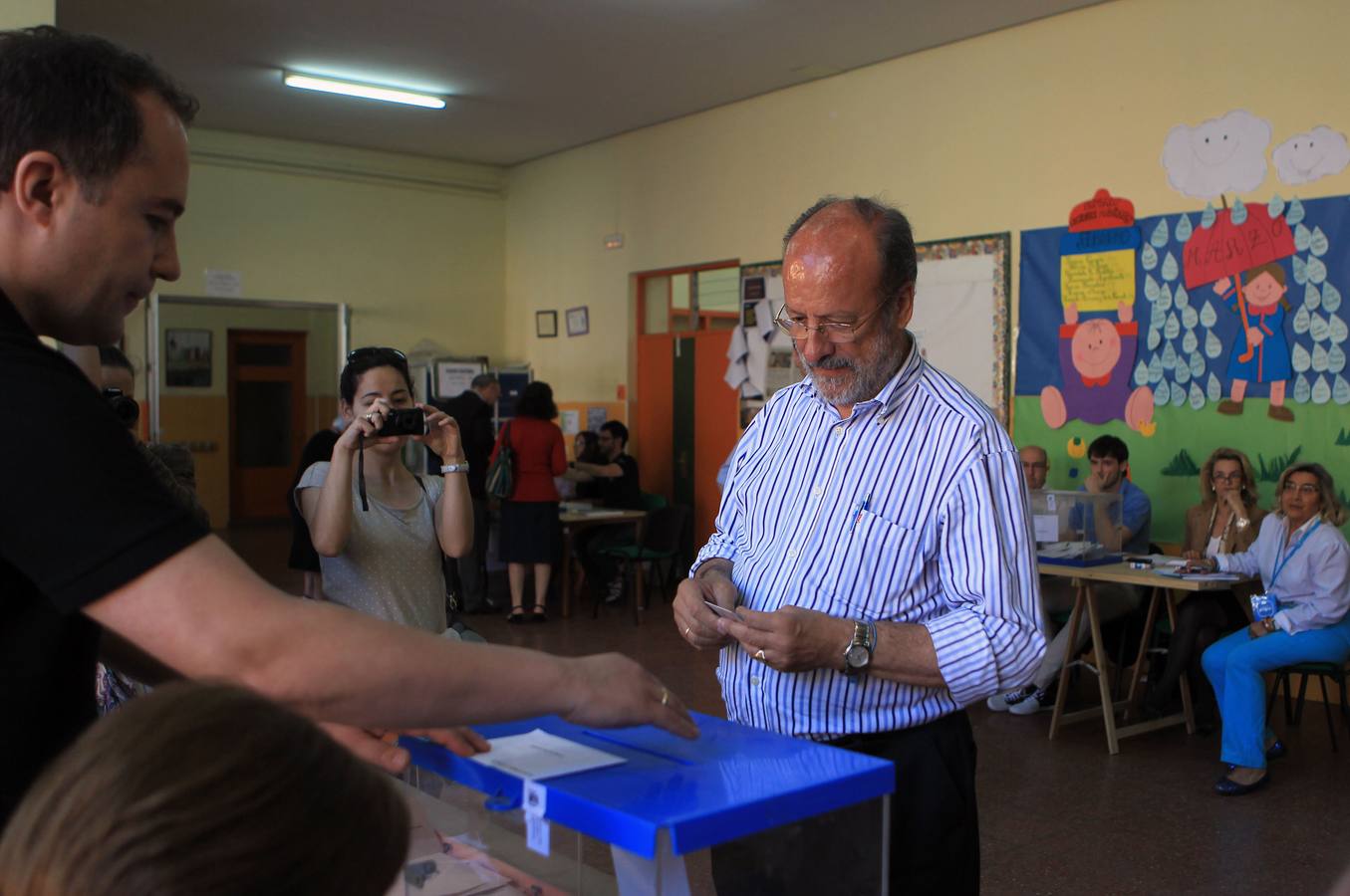 El candidato del PP a la Alcaldía de Valladolid, Javier León de la Riva, vota en el colegio García Quintana de la capital vallisoletana.