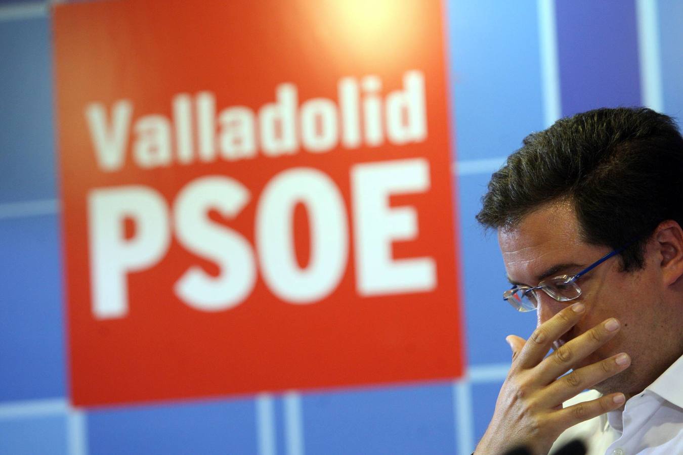 Óscar López, candidato del PSOE a la Junta, durante su intervención ante los militantes en la sede provincial tras conocer su derrota en las elecciones.