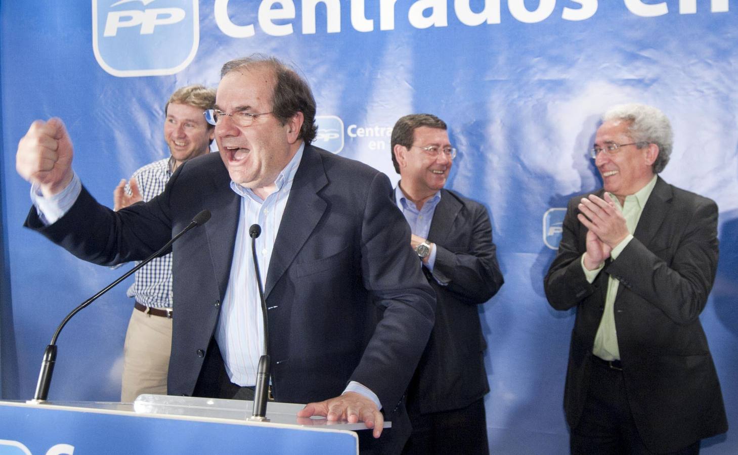El presidente de la Junta y candidato del PP a la reelección, Juan Vicente Herrera, celebra la victoria del PP en Burgos.