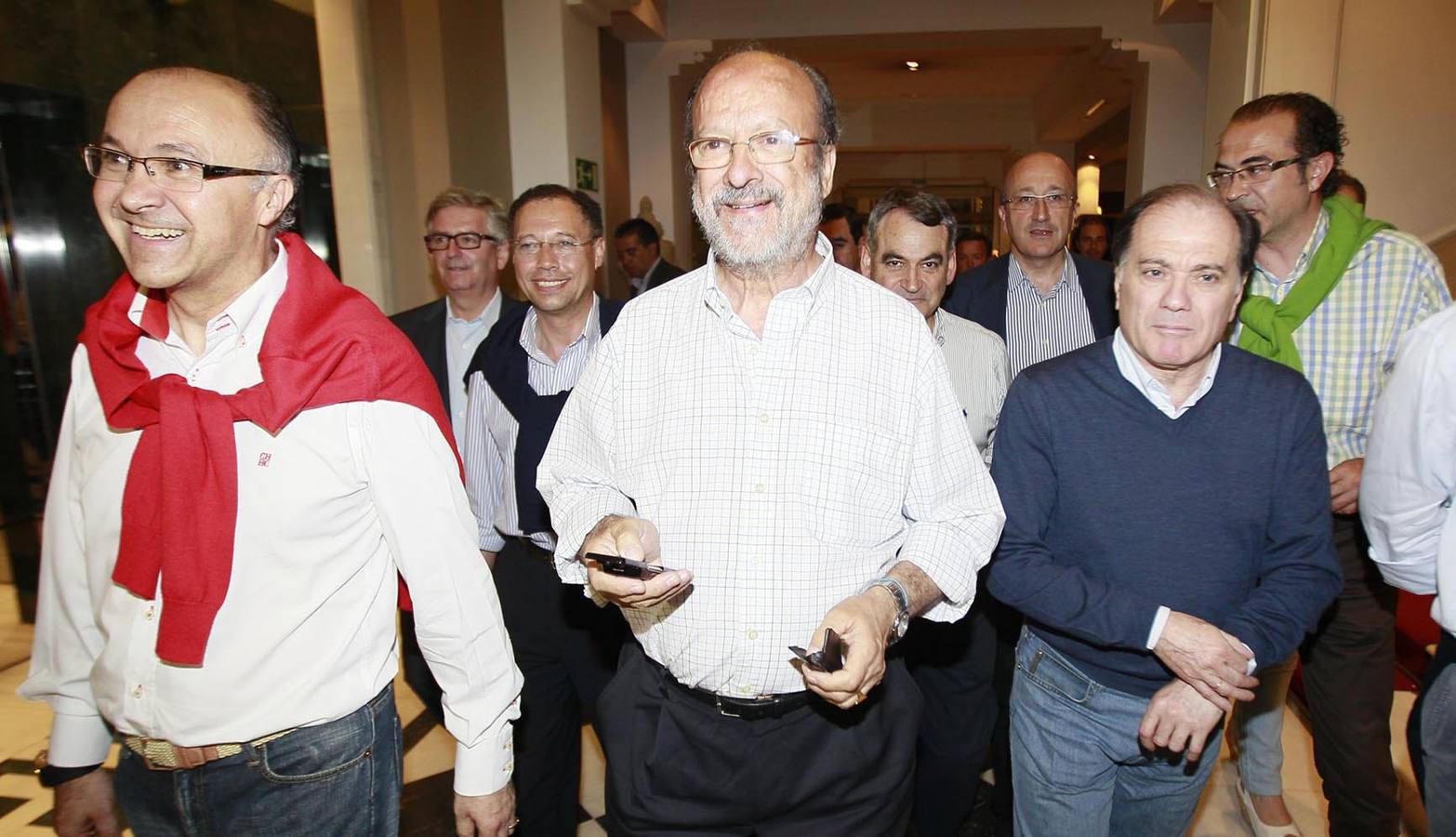 Ramiro Ruiz Medrano, Javier León de la Riva y Tomás Villanueva en el Hotel Tryp Recoletos tras conocer la victoria del PP en las elecciones.