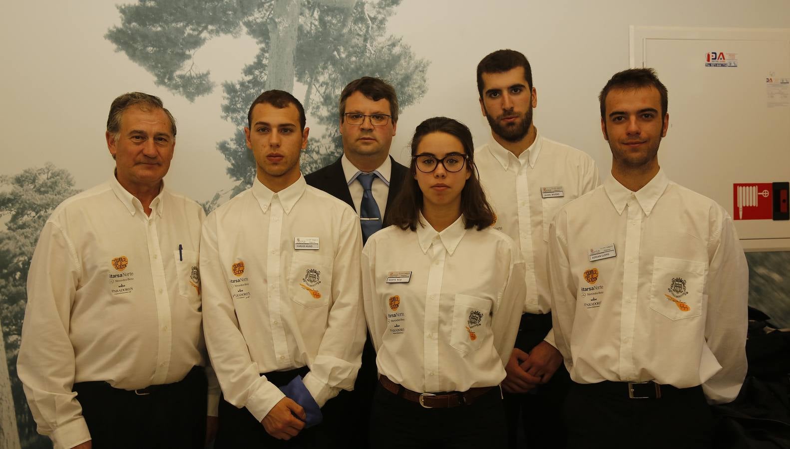 Francisco García, de la Asociación de Camareros de Segovia, posa con Antonio Martín, profesor de Hostelería en el CIFP Felipe VI, y sus alumnos Carlos Martín, Marta Ruiz, Javier Rivero y Adrián Llopis, que sirvieron los vinos y el jamón.