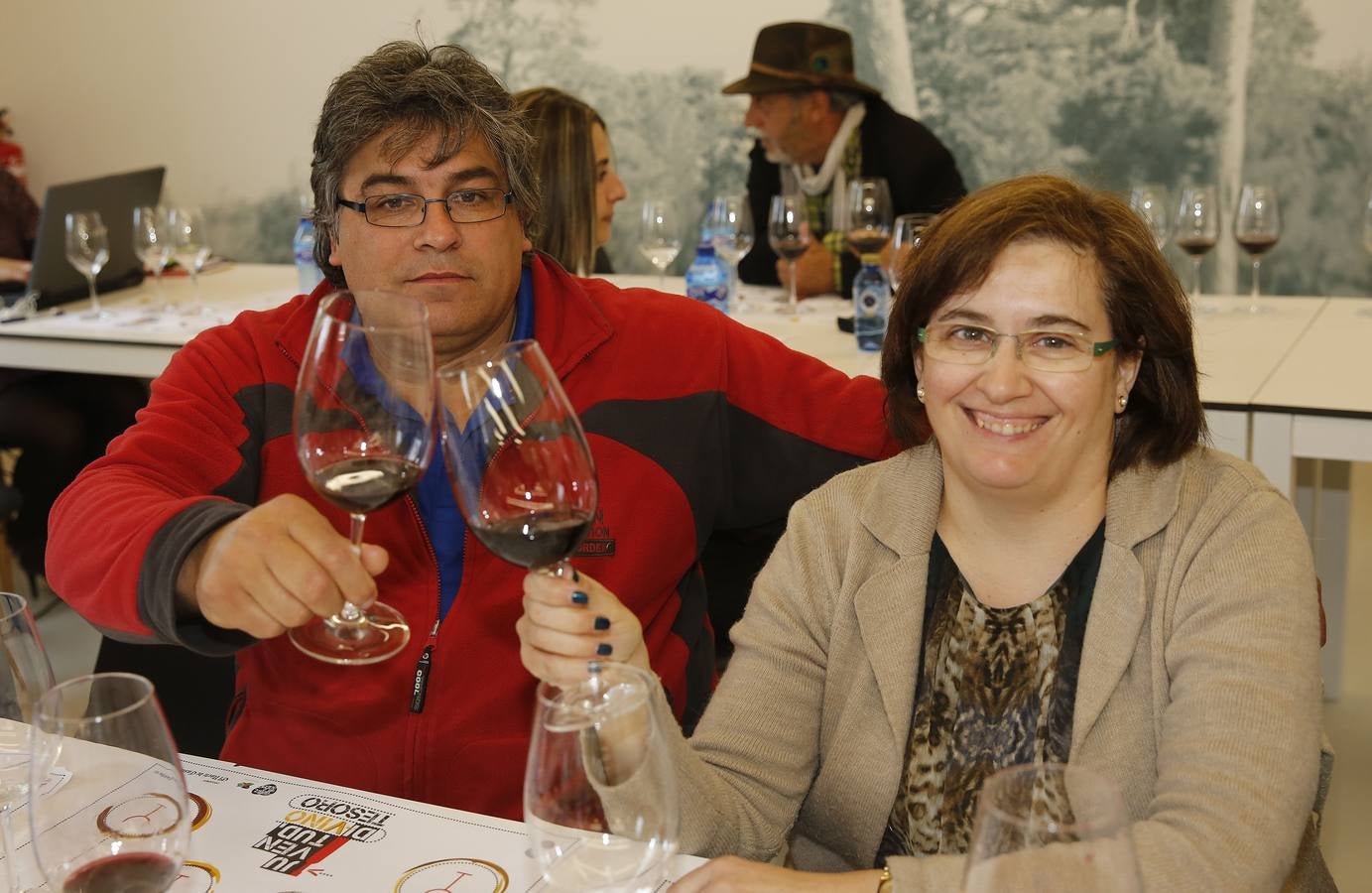 Juan Manuel Palomares, de UCCL, y Beatriz Martínez, de la Biblioteca del IE University.