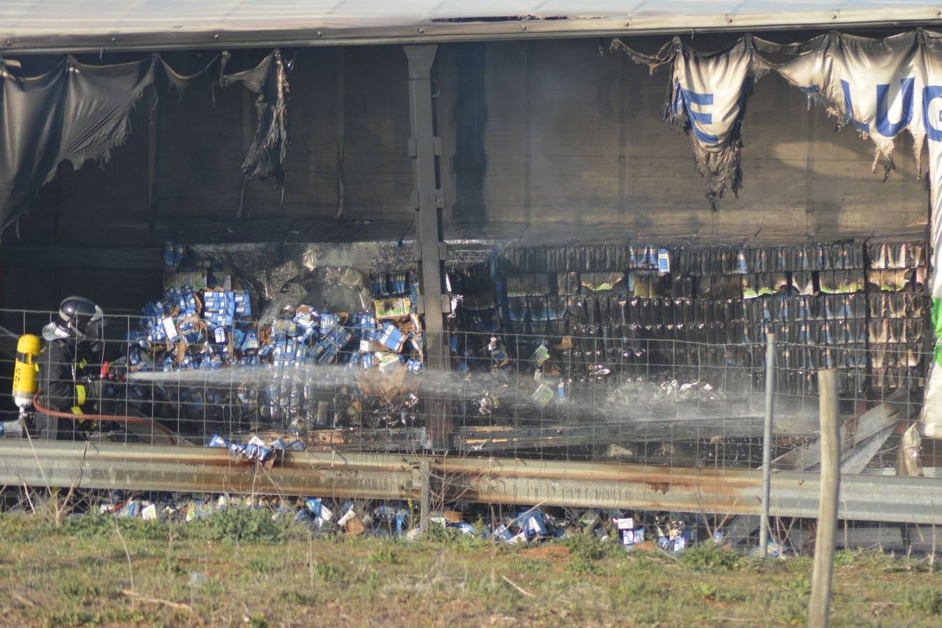 Arde un camión cargado de leche en la A-6 a la altura de Villanueva de los Caballeros