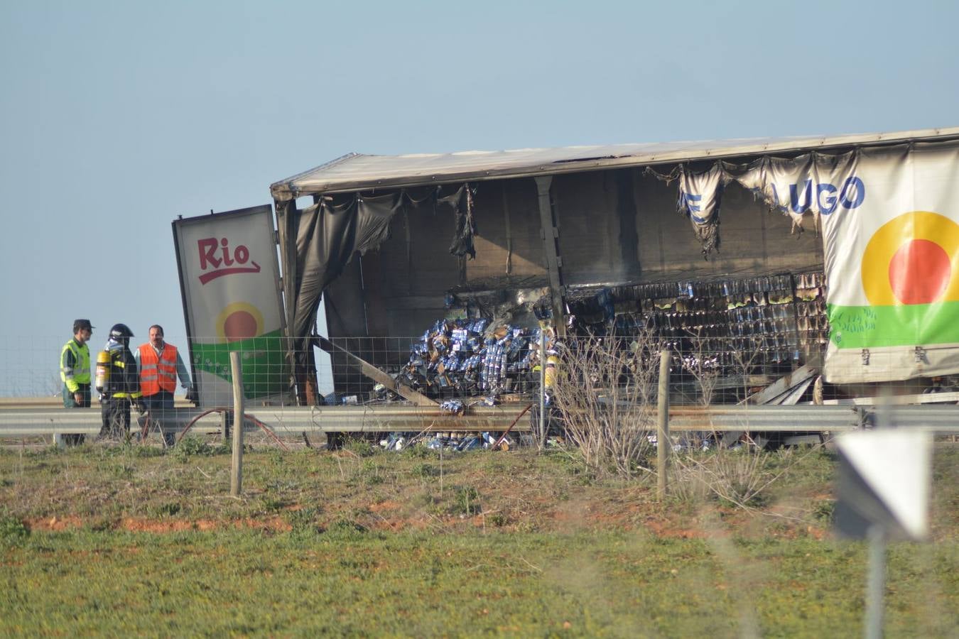 Arde un camión cargado de leche en la A-6 a la altura de Villanueva de los Caballeros
