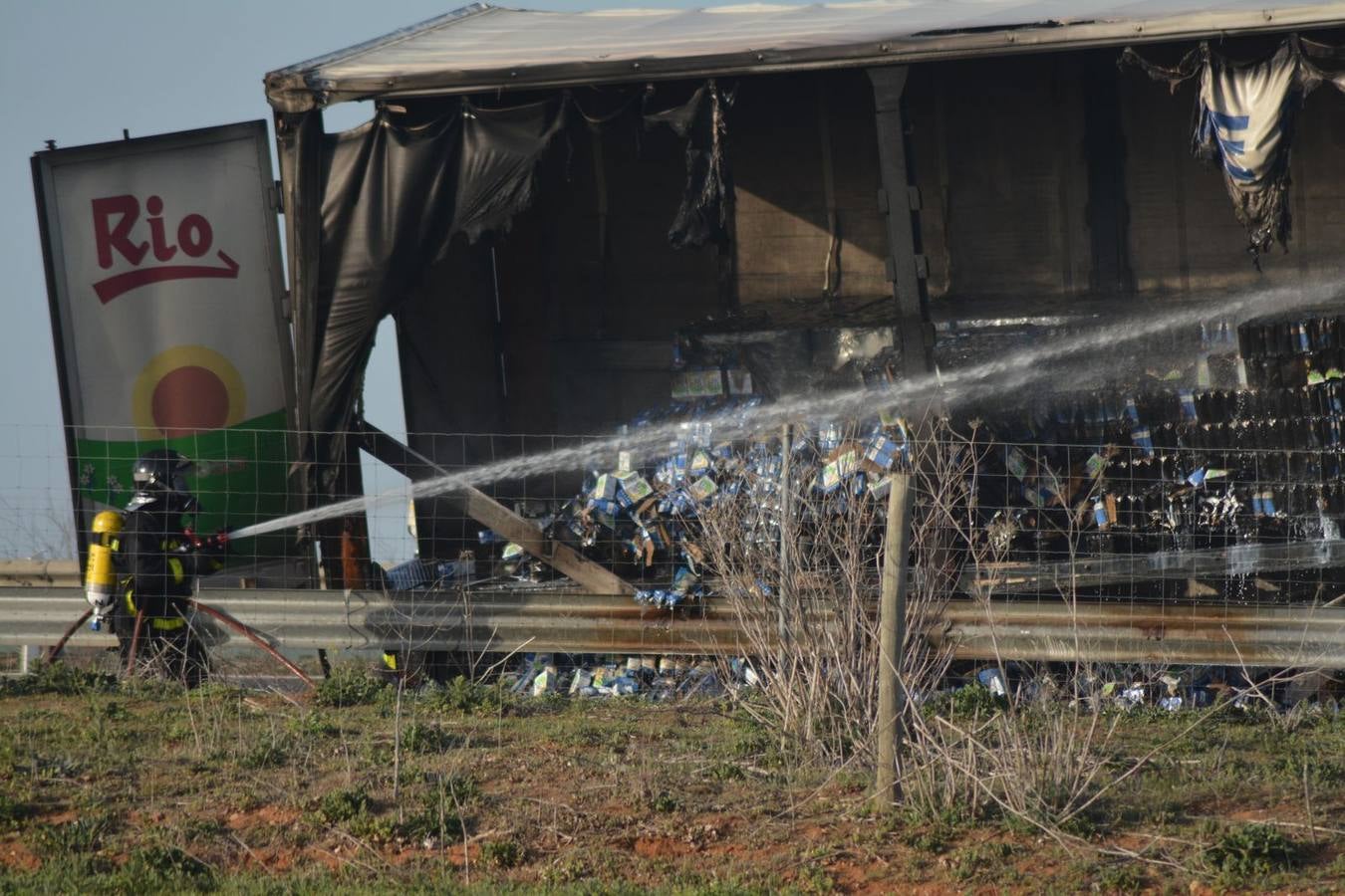 Arde un camión cargado de leche en la A-6 a la altura de Villanueva de los Caballeros