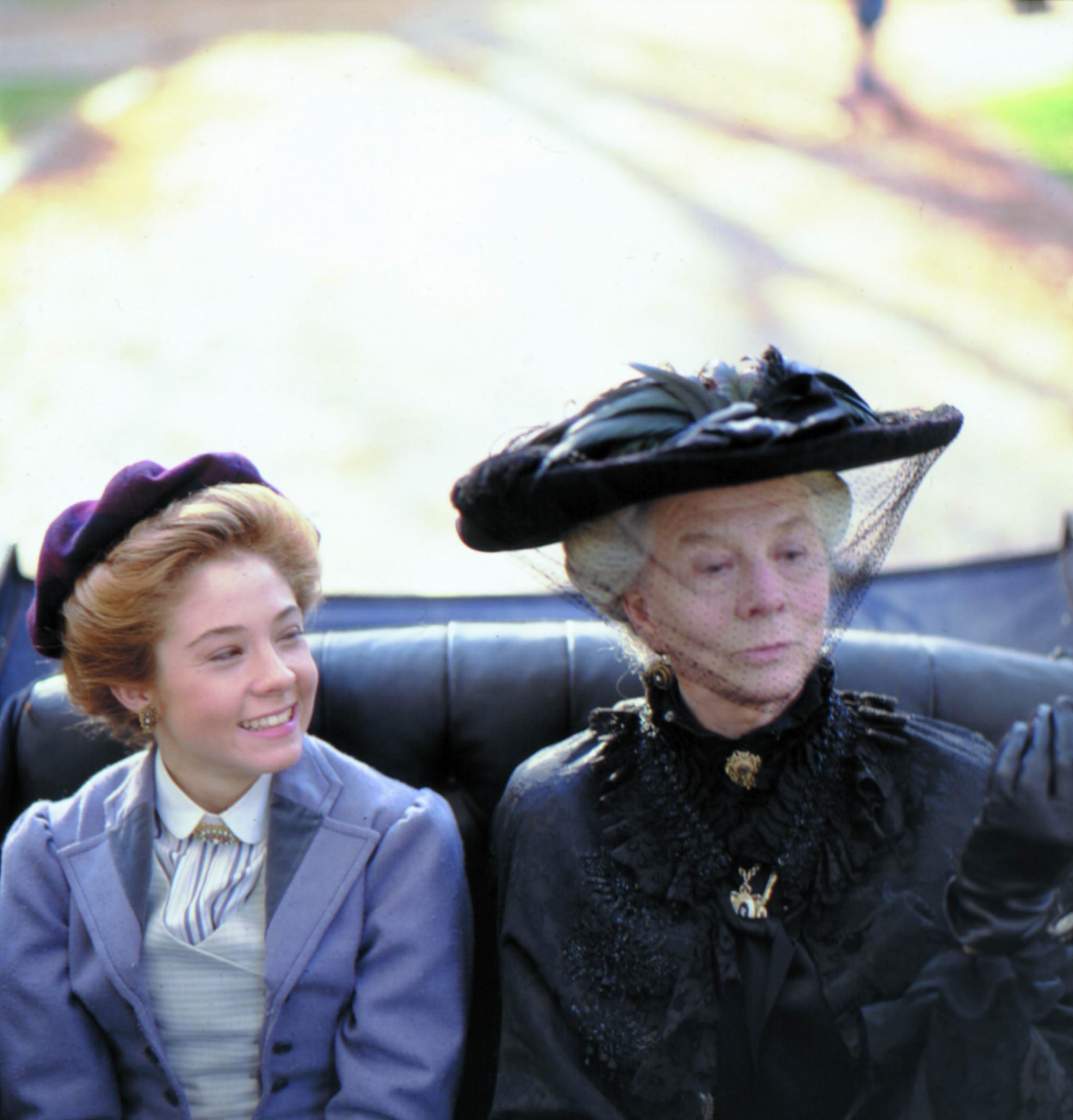Anne Shirley y la tía Josephine.