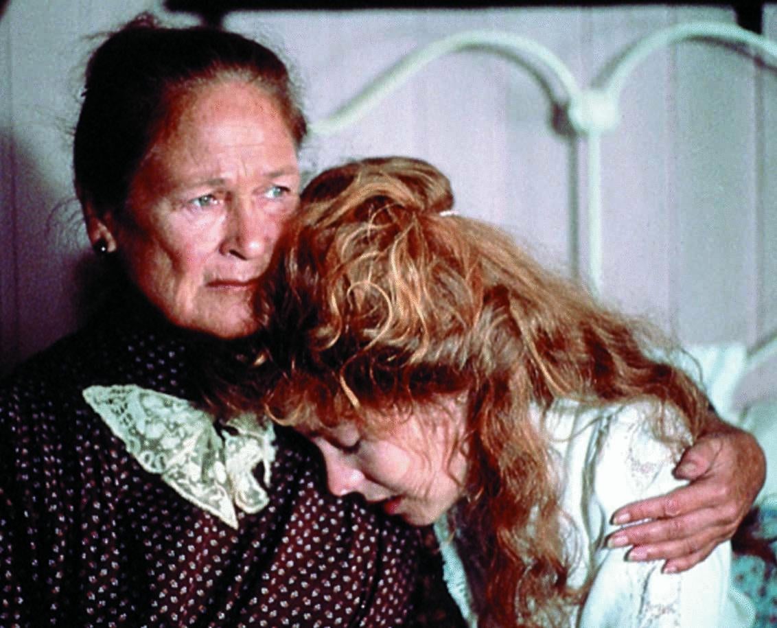 Marilla consuela a Anne tras la muerte de Mathew.