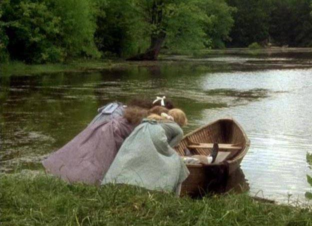 Diana y Anne empujan una barca al río para interpretar La dama de Shalott.