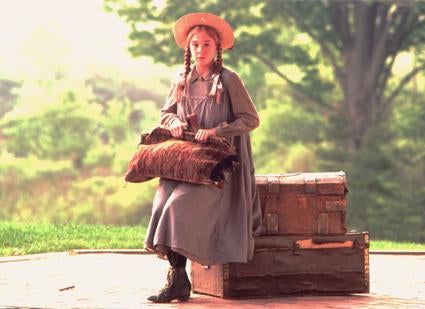 La pequeña Anne Shirley espera en la estación a su llegada a Avonlea.
