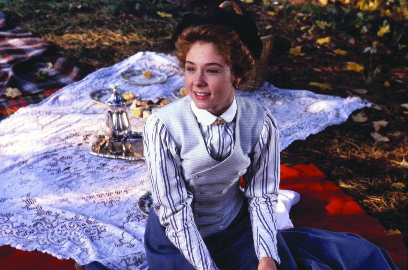 Megan Follow odiaba los corsés que tenía que llevar para interpretar a Anne. Además, usaba pelucas y maquillaje para interpretar las diferentes edades por las que pasó su personaje.