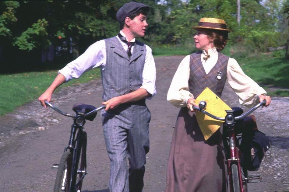 GIlbert y Anne dan un paseo mientras charlan animadamente.