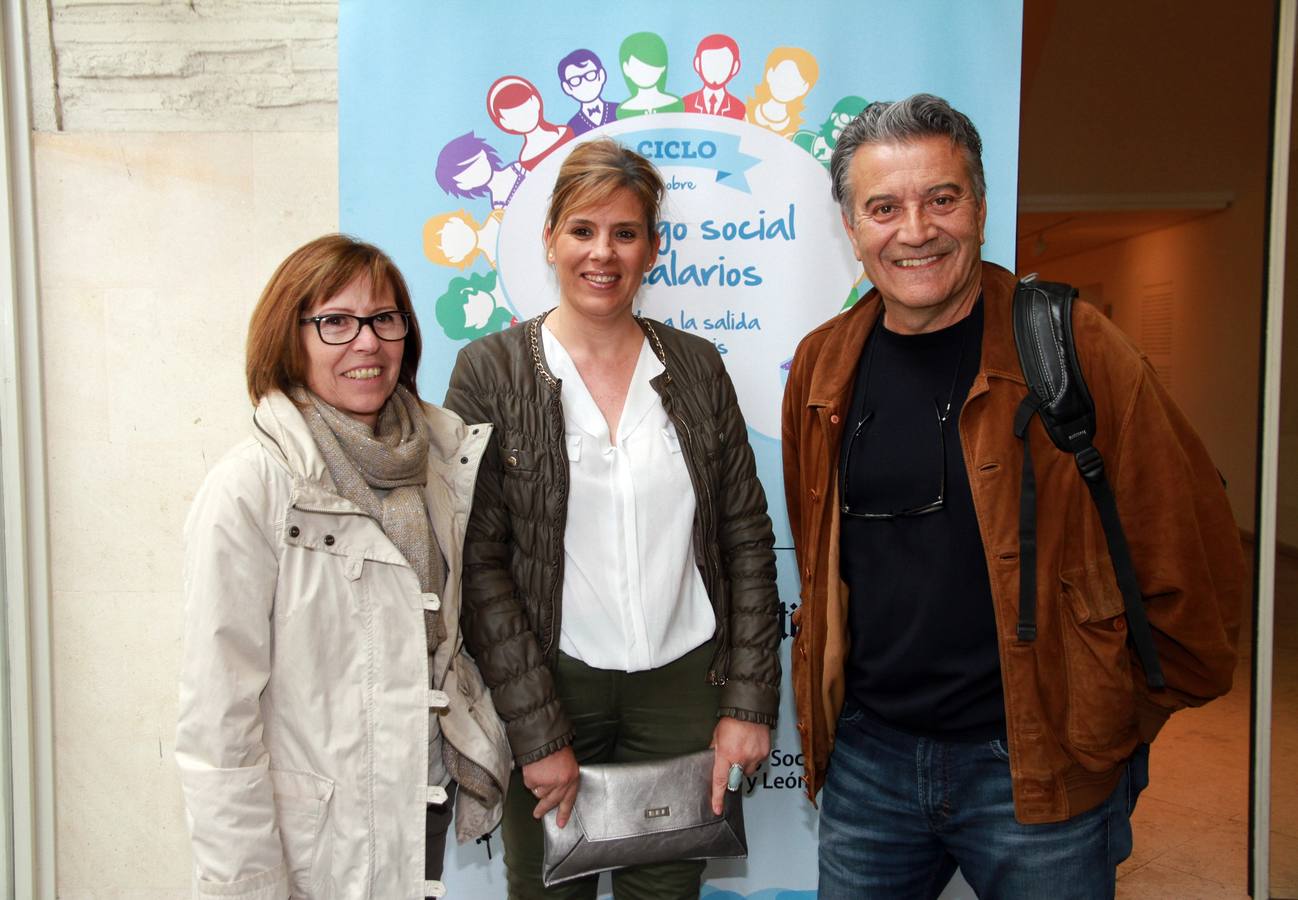 Mrisa Delgado y Sara Matesanz, del Sindicato de Enfermería, con el director de la fábrica de Ontex Peninsular Miguel Ángel González.