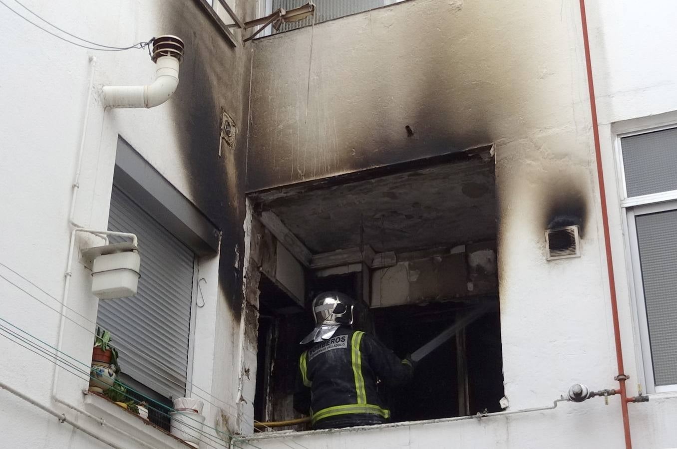 Incendio en la cocina de una vivienda en la calle Bailarín Vicente Escudero, en el barrio de San Juan
