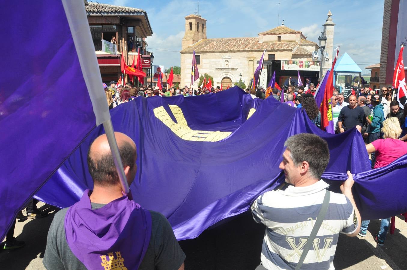Gran ambiente en Villalar en la celebración del Día de la Comunidad (1/3)