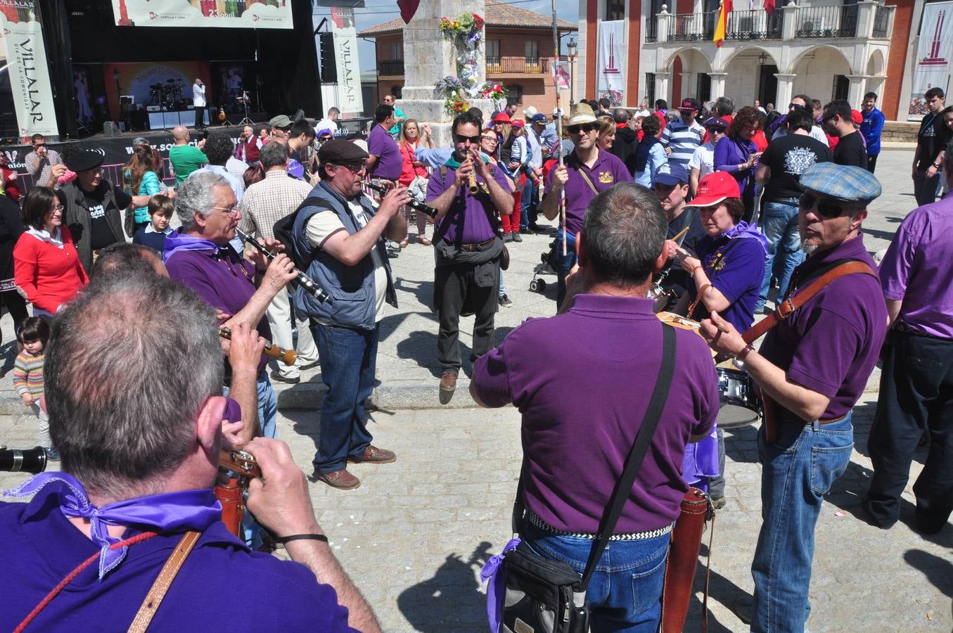 Gran ambiente en Villalar en la celebración del Día de la Comunidad (1/3)