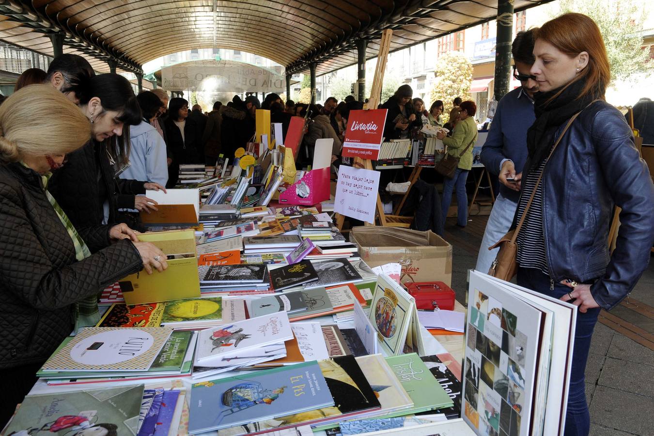 Día del Libro en la Plaza España de Valladolid