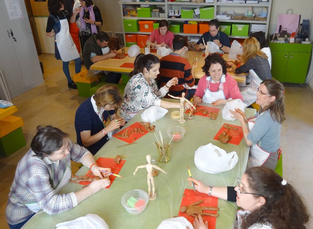 Alumnos con discapacidad participan en un taller de barro en el Museo de Escultura de Valladolid