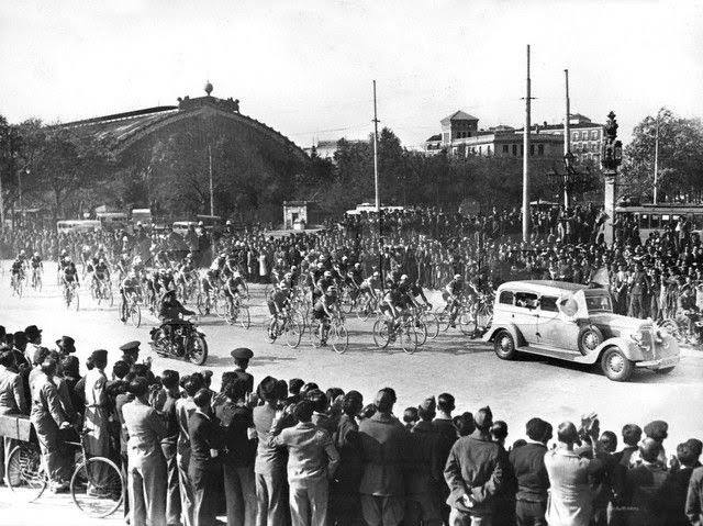 Momento de la salida de la 1ª Vuelta a España a su paso por la estación de Atocha en Madrid.