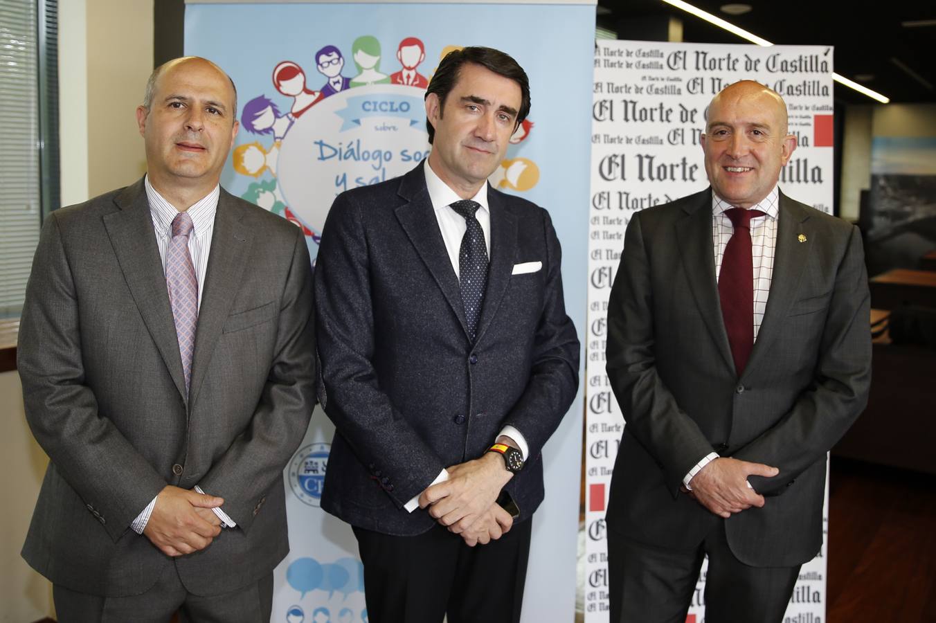 El subdelegado del Gobierno, Jorge Llorente; el presidente de la Diputación, Jesús Julio Carnero, y el delegado del Gobierno, Juan Carlos Suárez- Quiñones.