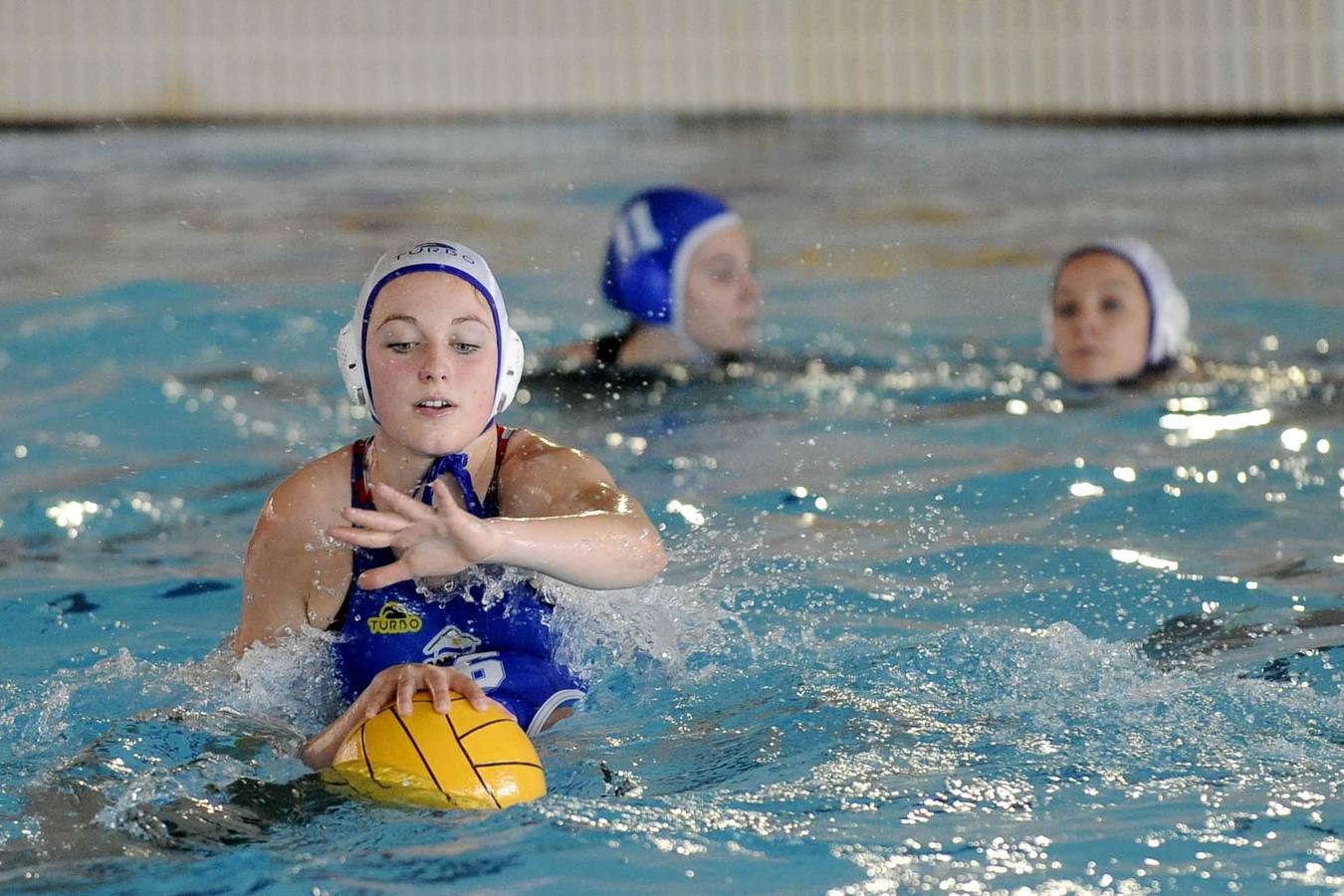 Waterpolo en la piscina de Río Esgueva (Valladolid)