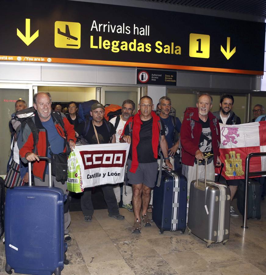 Los senderistas castellanos y leoneses que estaban en Nepal llegan a Barajas