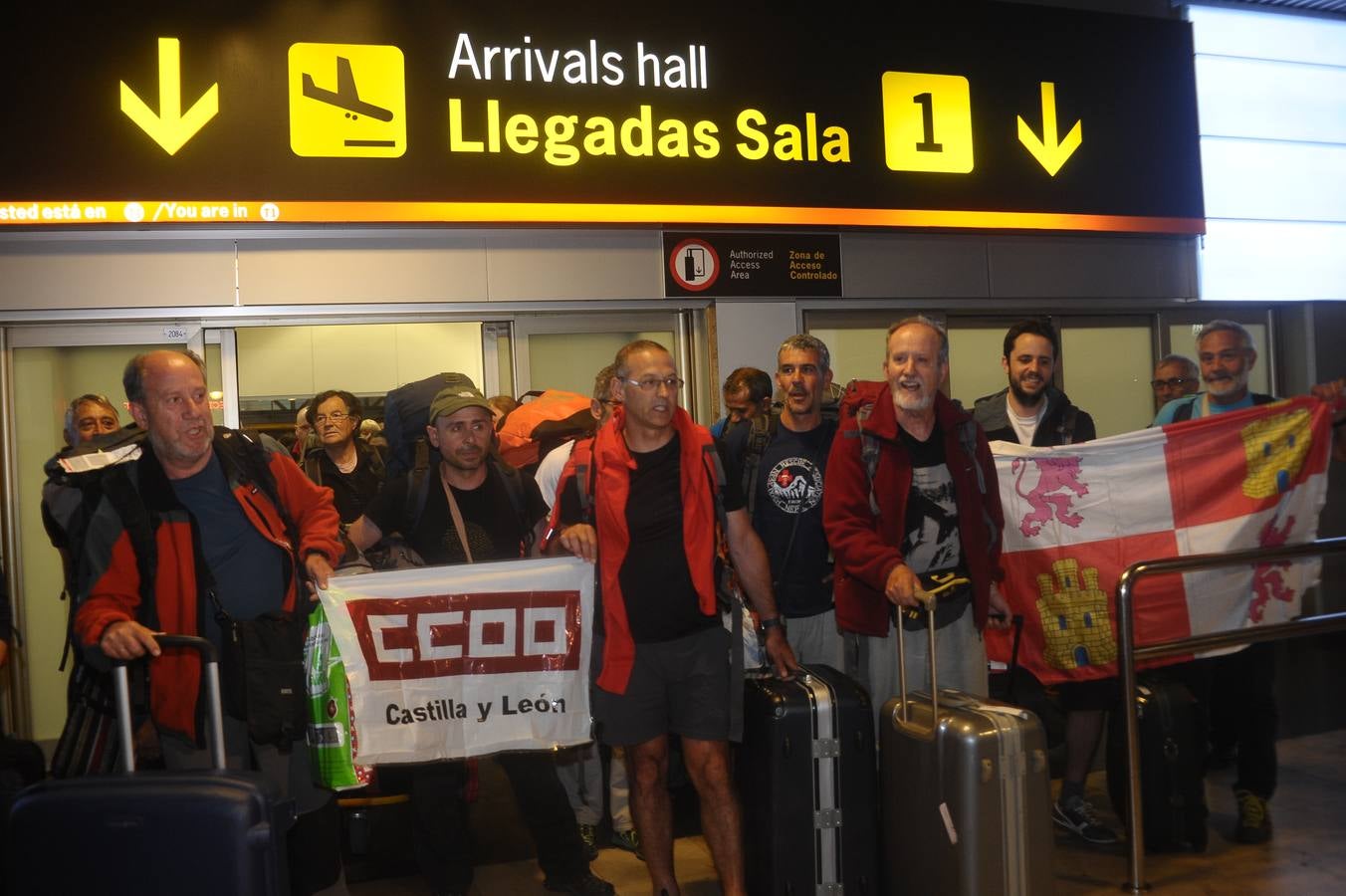 Los senderistas castellanos y leoneses que estaban en Nepal llegan a Barajas