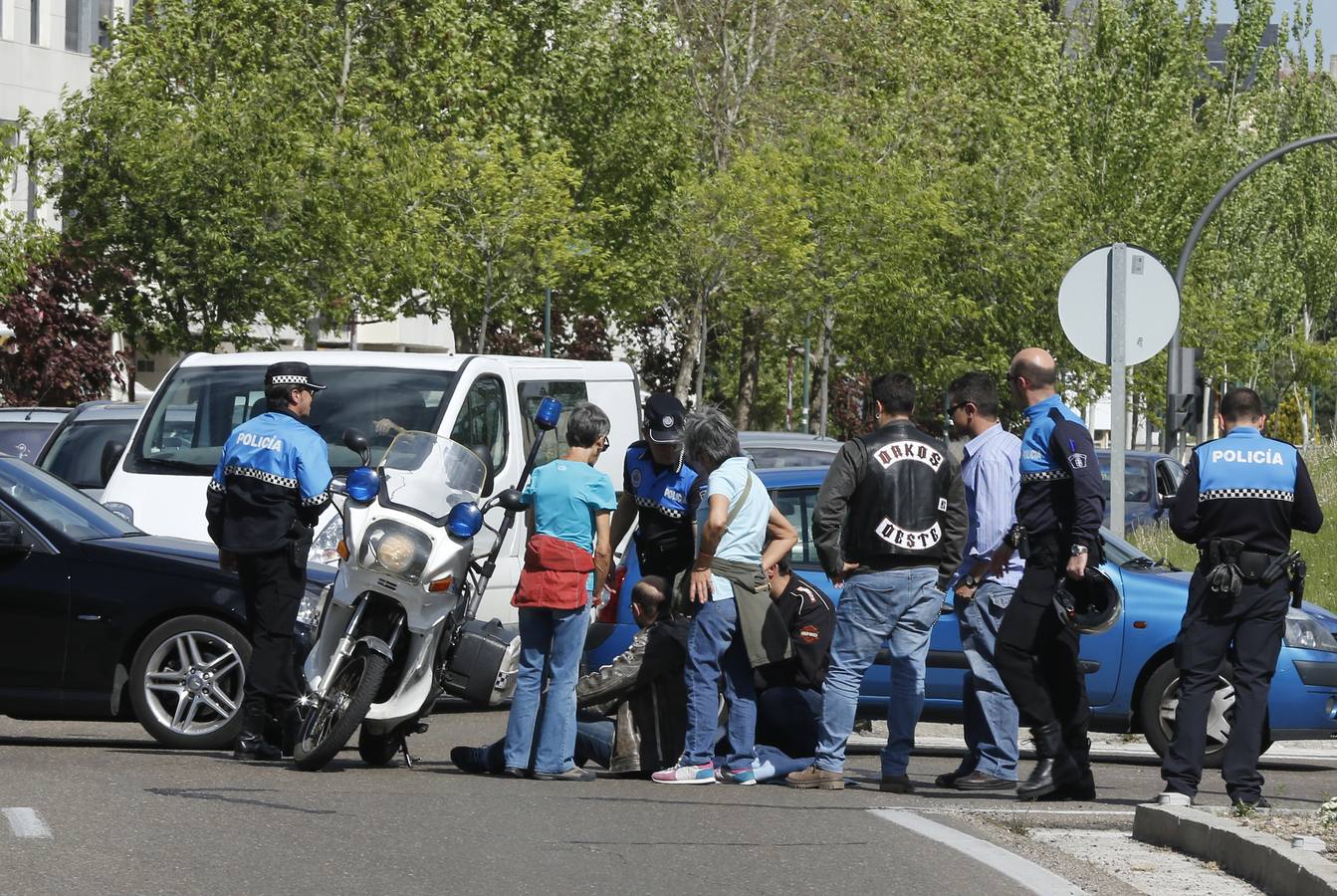 Herido un motorista al ser arrollado por un turismo en la glorieta de Vallsur