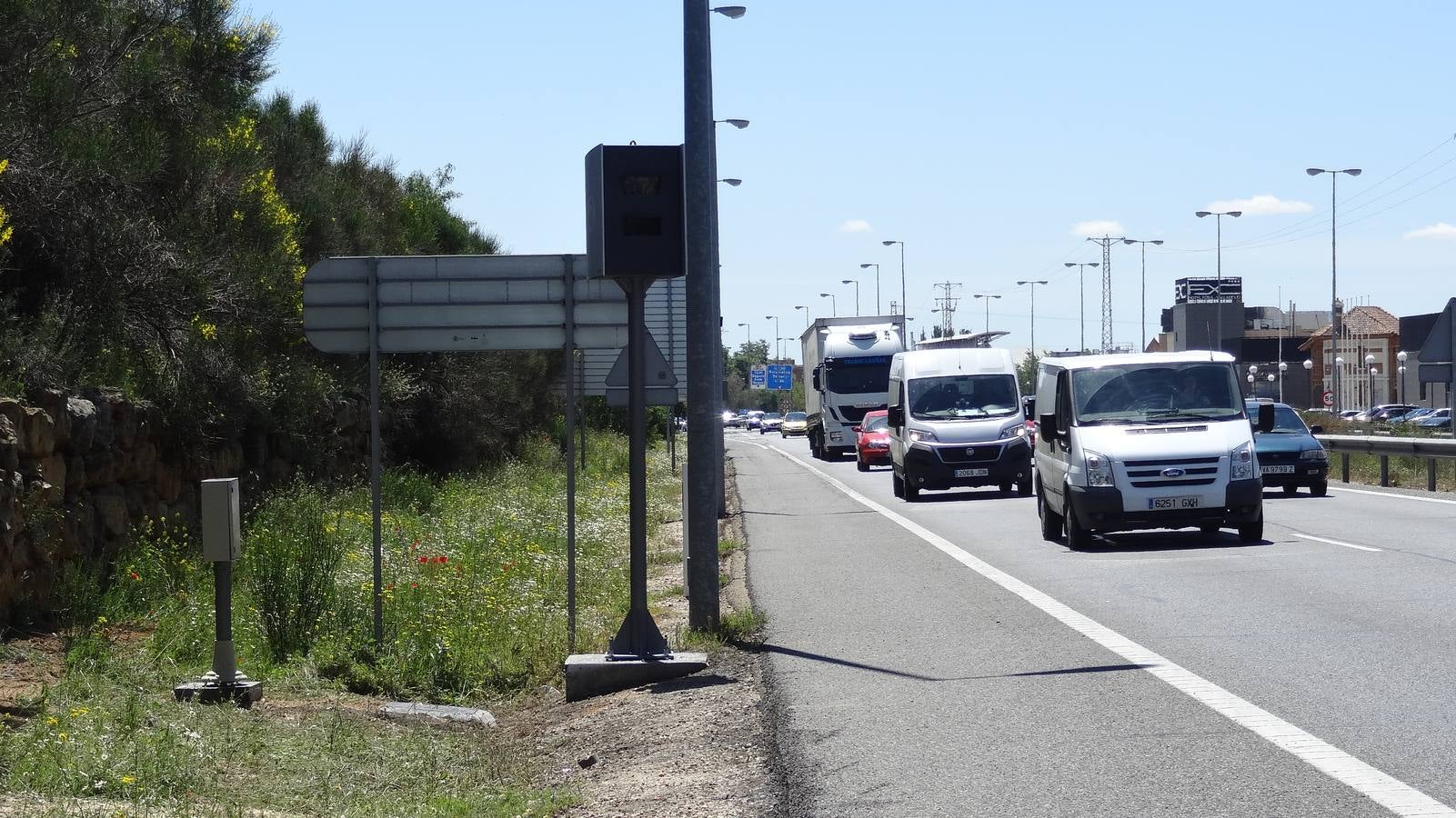 El radar escondido destrás del cartelón de Valladolid.