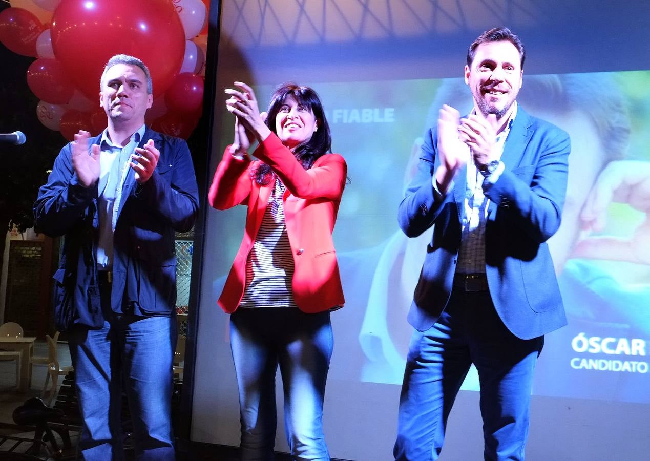 PSOE. Izquierdo, Ana Redondo y Óscar Puente animan el inicio de la campaña en la Plaza Mayor, junto a su caseta electoral.