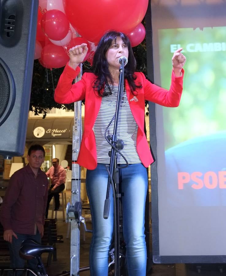 PSOE. Ana Redondo anima el inicio de la campaña en la Plaza Mayor, junto a su caseta electoral.